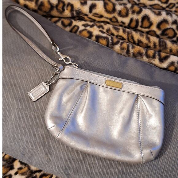 Coach Wristlet Women's 7.5" x 5" Silver Metallic Leather Pleated Smooth Classic - Picture 1 of 9